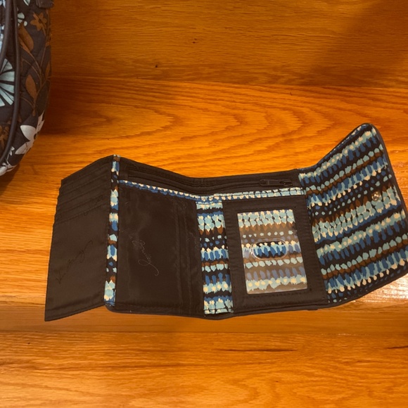 Like NEW Vera Bradley Purse and wallet set - Picture 2 of 7